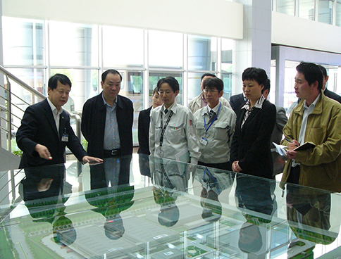 In 2010, Mr. Huang Kunming, Secretary, Municipal (Hangzhou City) of the CPC visited Goldfish Group, accompanied by Mr. Qin Jiqiang, General Manager of Goldfish Group