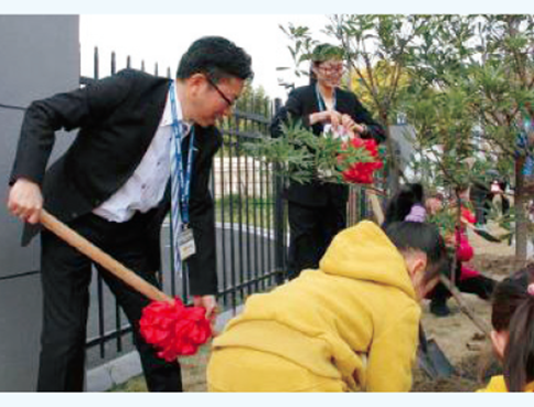 The Group’s leaders lead employees and their family members to take part in tree planting activity.