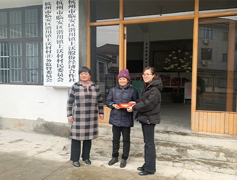 在走亲连心三服务活动中慰问结对村困难群众