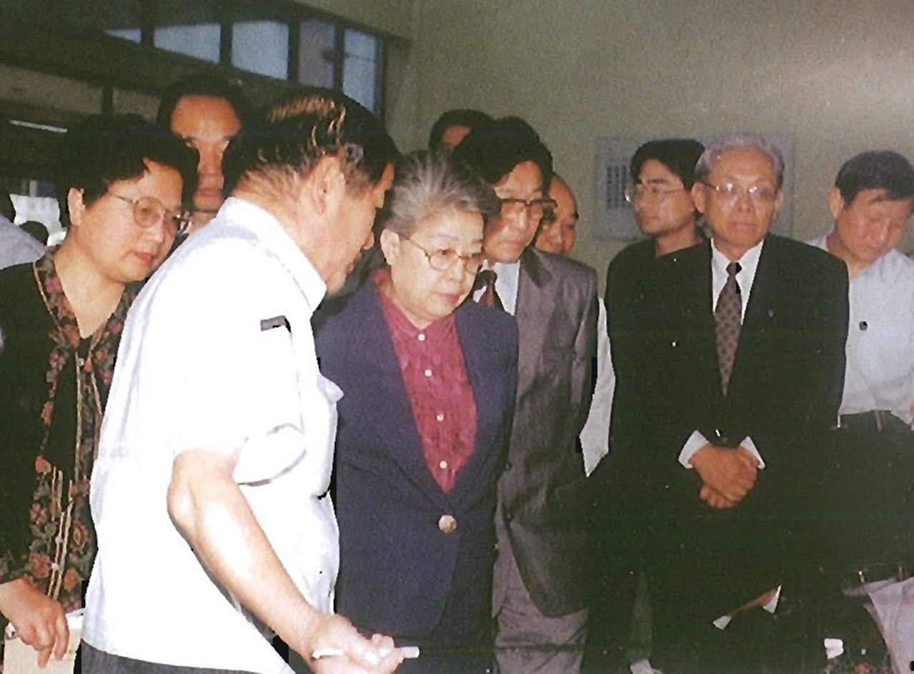 1999年，时任国务委员吴仪、省长柴松岳调研视察